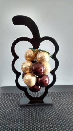 Racimo de madera con uvas $450
