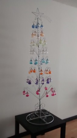 Arbol plata con esferas de cristal y plumas $680